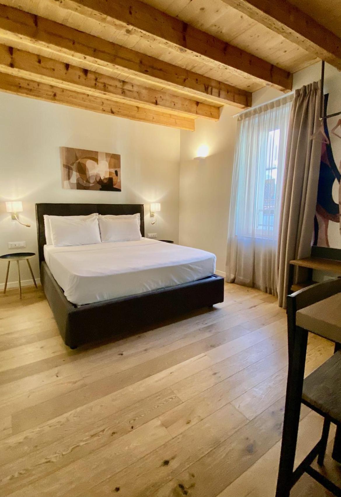 Malvezzi24 Boutique Rooms Desenzano del Garda Exterior photo