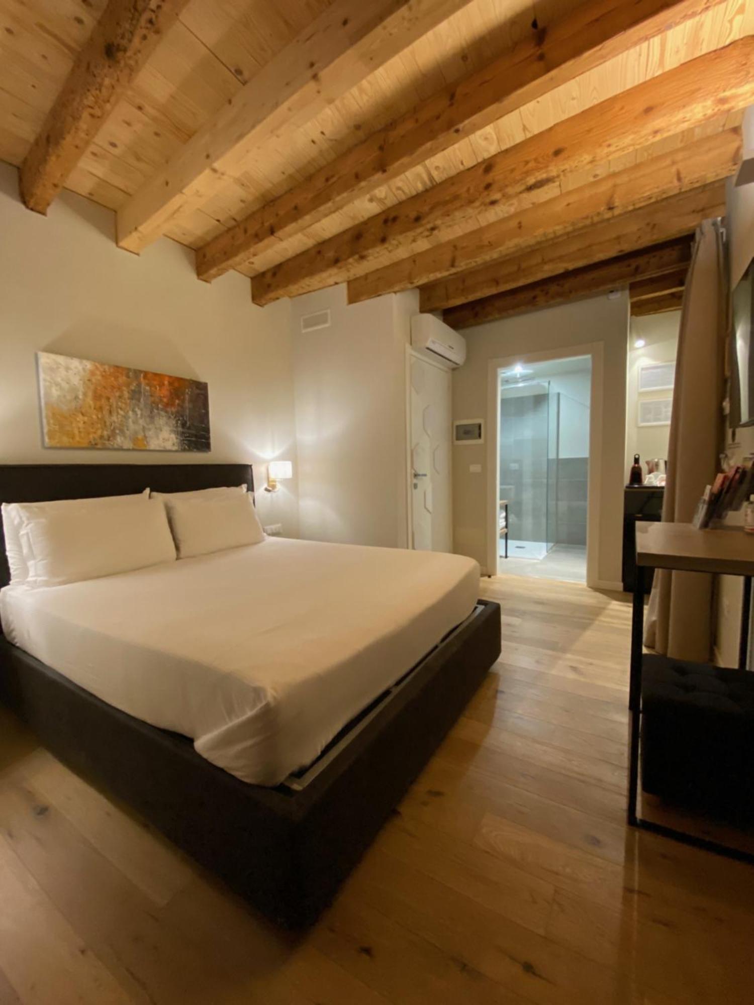 Malvezzi24 Boutique Rooms Desenzano del Garda Exterior photo
